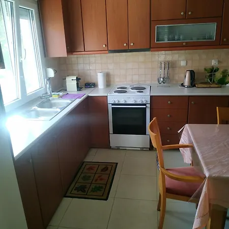 ήσυχη μονοκατοικία με κήπο. Hébergement de vacances Kokkinokhoma