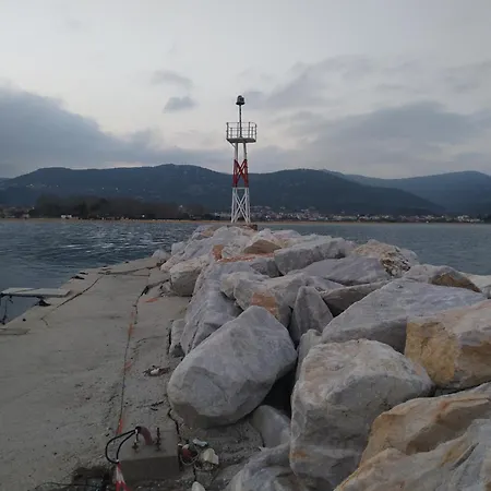 ήσυχη μονοκατοικία με κήπο.