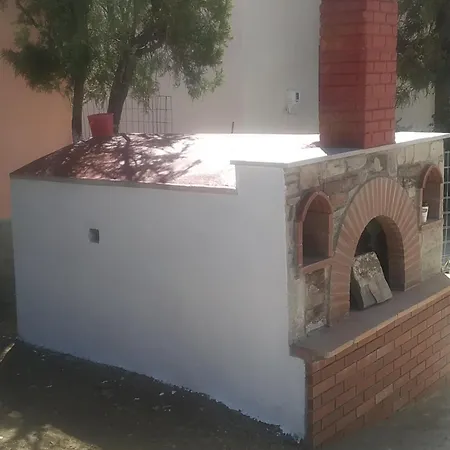 ήσυχη μονοκατοικία με κήπο. Hébergement de vacances
