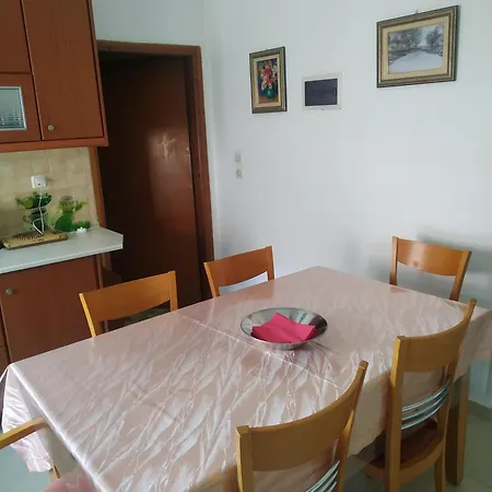 ήσυχη μονοκατοικία με κήπο.
