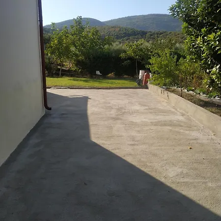 ήσυχη μονοκατοικία με κήπο. Hébergement de vacances *