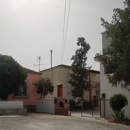 ήσυχη μονοκατοικία με κήπο. Hébergement de vacances