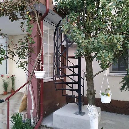ήσυχη μονοκατοικία με κήπο. Hébergement de vacances *