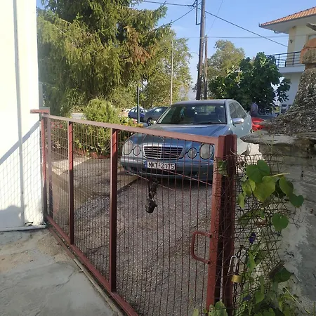 ήσυχη μονοκατοικία με κήπο. Kokkinokhoma