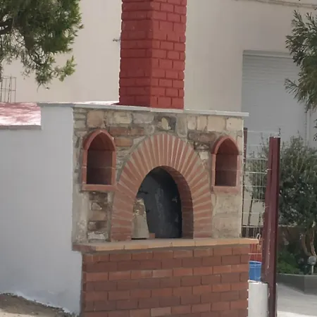 ήσυχη μονοκατοικία με κήπο. Hébergement de vacances