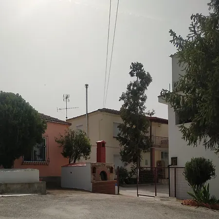 ήσυχη μονοκατοικία με κήπο. Hébergement de vacances