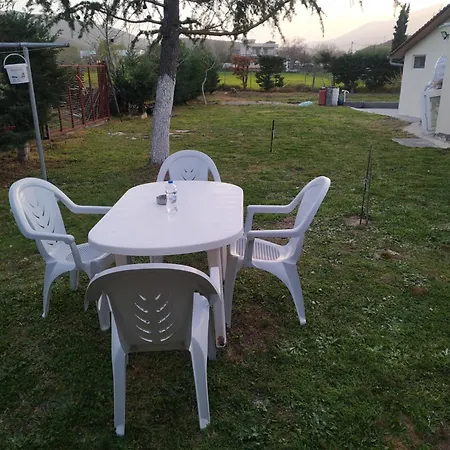 ήσυχη μονοκατοικία με κήπο. Hébergement de vacances